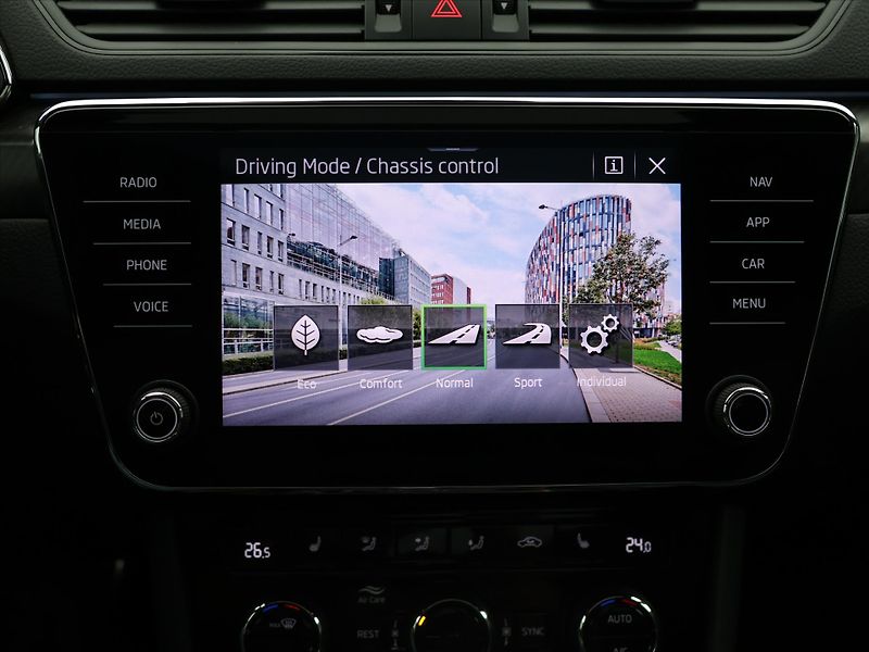 Škoda Superb 2,0 TDI 110kW SportLine Combi - fotka 23 z 38