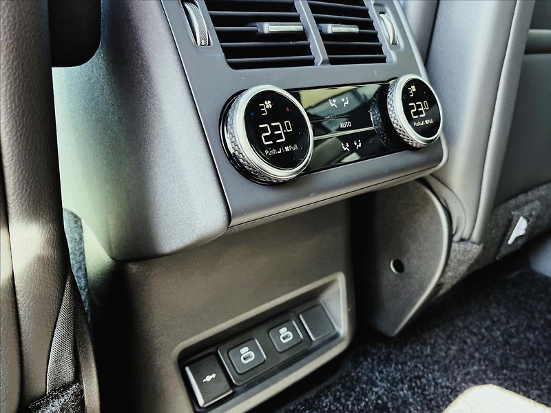 Land Rover Discovery (2026) 3,0 D250 DYNAMIC SE AWD - fotka 37 z 41