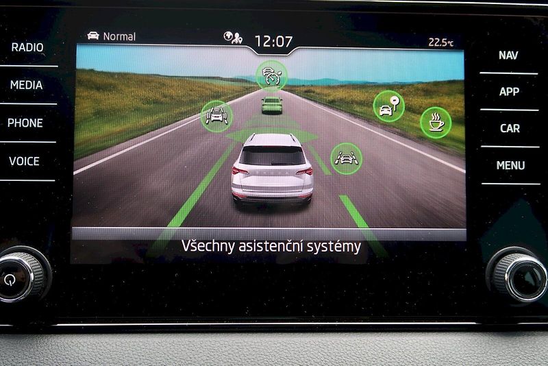 Škoda Karoq (2025) Top Selection 1.5 TSI 110 kW D - fotka 9 z 30