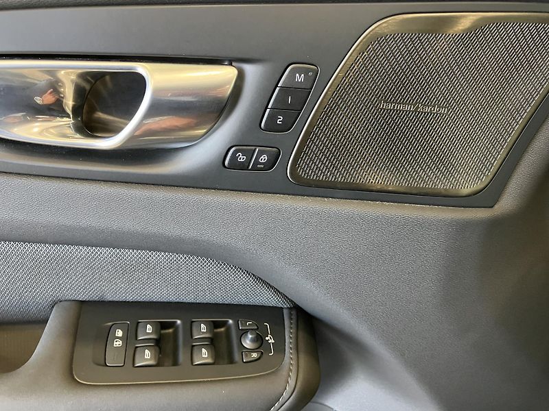 Volvo XC60 B5 AWD Black Edition Plus AT8 - fotka 22 z 47