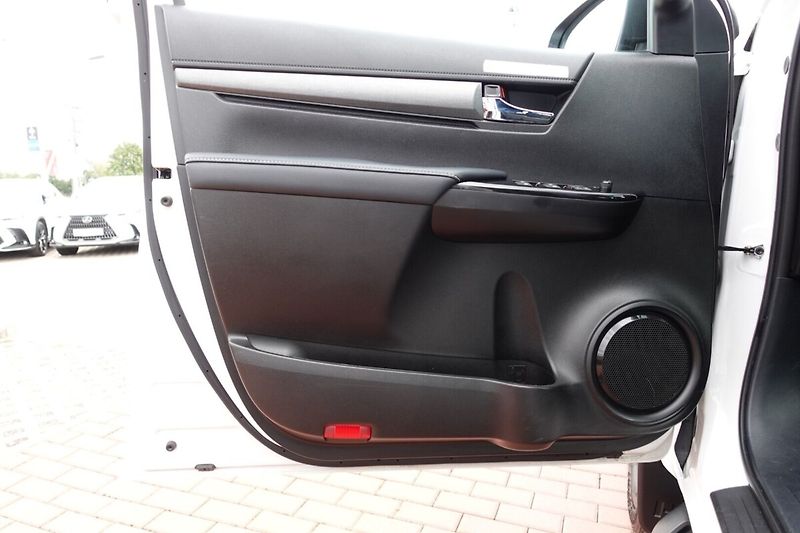 Toyota Hilux 2,8 D4-D Invincible Sport A/T - fotka 9 z 34