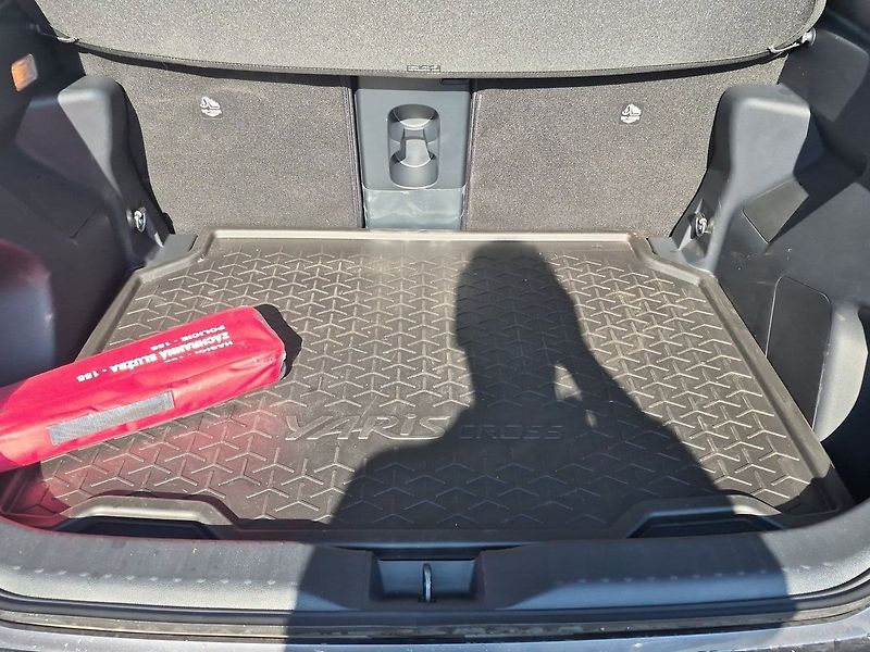 Toyota Yaris Cross 1,5 HEV FWD Style - fotka 23 z 25