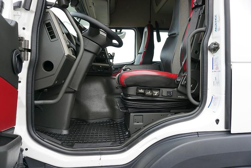 Volvo FM (2016) 460 / E 6 / IZOTERMA + WINDA / - fotka 41 z 45