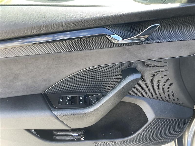 Škoda Octavia 2,0 TSi 180kw RS DSG Style Plu - fotka 27 z 39