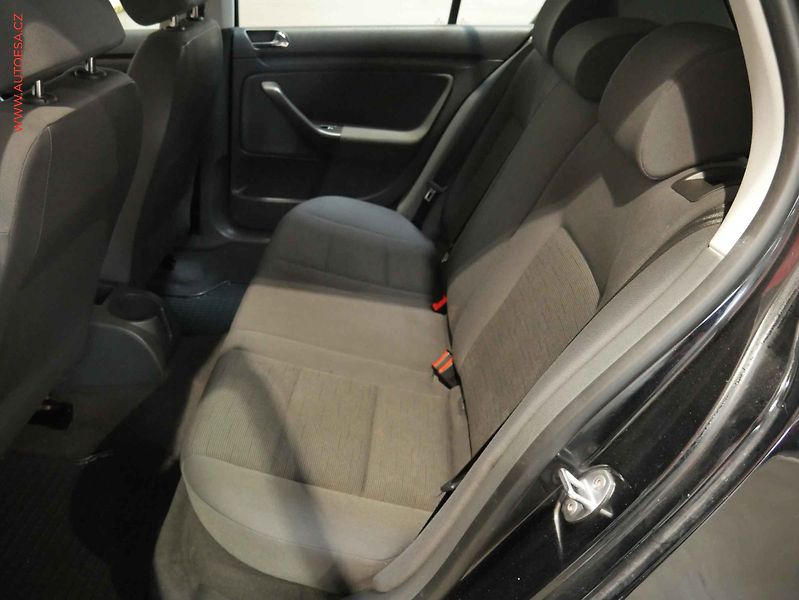 Volkswagen Golf (2005) 1.6, AC, el. výbava - fotka 10 z 14