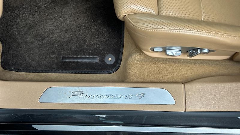 Porsche Panamera 4 - fotka 19 z 29