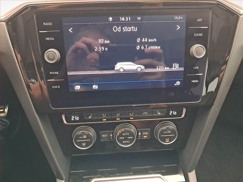 Volkswagen Passat (2019) R-Line 1.5 TSI - fotka 12 z 20