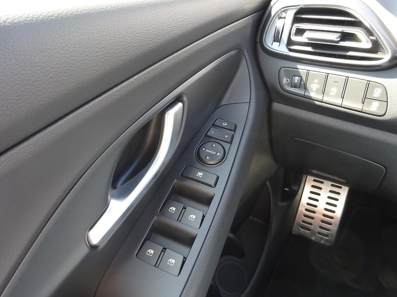 Hyundai i30 1.5 T-GDI 103kW DCT N-Line - fotka 13 z 20