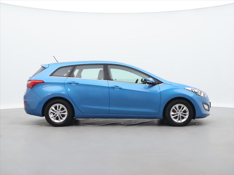 Hyundai i30 1,6 CRDi 81kW CZ Weekend - fotka 8 z 38