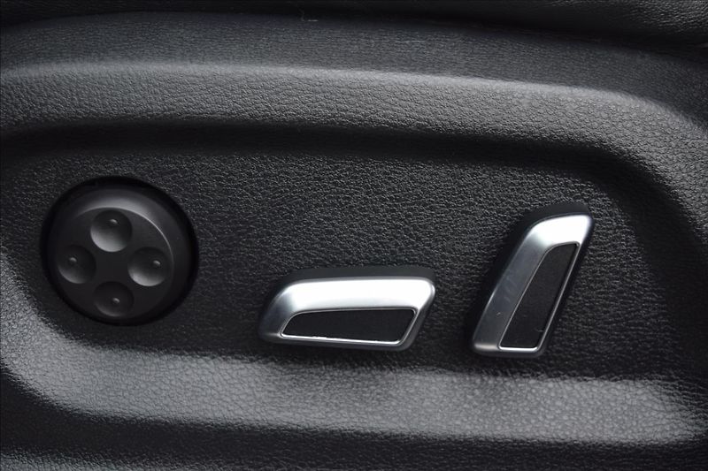 Audi Q5 3,0 V6 180KW S-LINE AUTOMAT - fotka 37 z 57