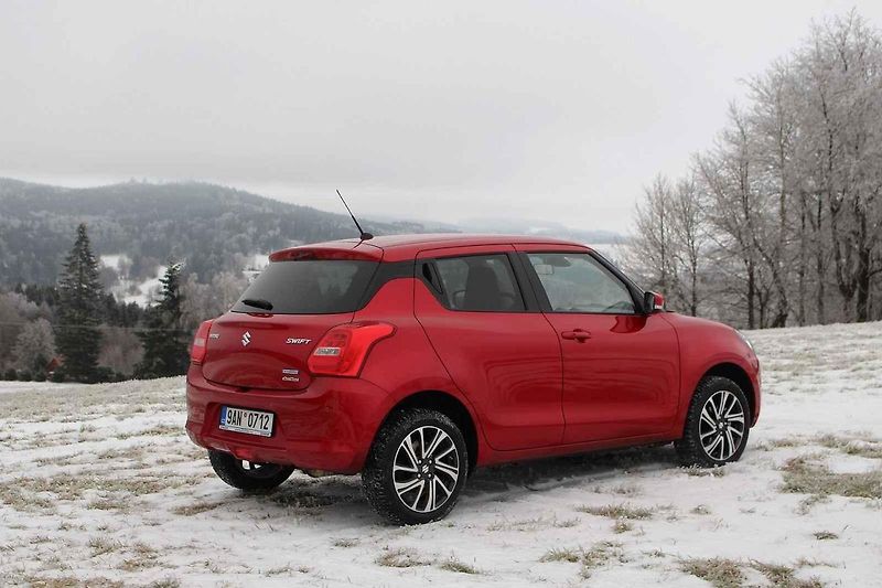 V zimě se tato verze Suzuki Swift cítí úplně skvěle