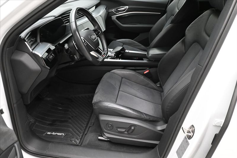 Audi e-tron 55 300 kW QUATTRO S-LINE Záruk - fotka 13 z 31