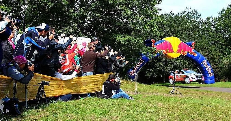 Nejprve do takzvané media zóny, kde se na závodníky vrhnou novináři, fotografové a kameramani. Jako v pátek večer na Latvalu, který v tu dobu v soutěži vedl.