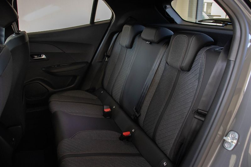 Peugeot 2008 ALLURE Hybrid 145 e-DCS6 - fotka 8 z 16