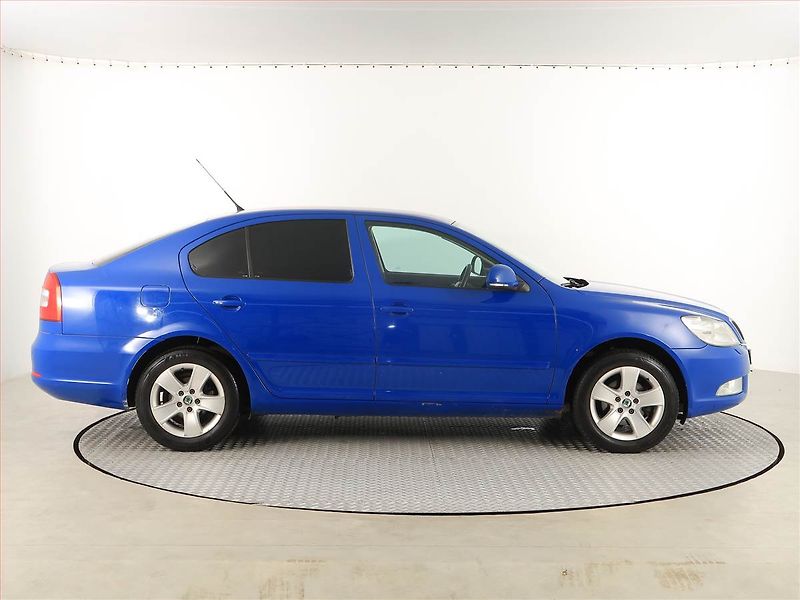 Škoda Octavia (2009) 1.9 TDI, Xenony, Tempomat - fotka 6 z 17