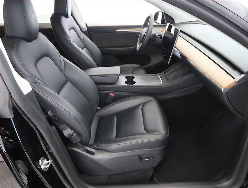 Tesla Model Y (2022) Long Range AWD 79kWh, SoH 91% - fotka 9 z 33