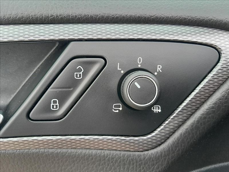 Volkswagen Golf VII 1,2 TSI 81kW LOUNGE - fotka 21 z 60