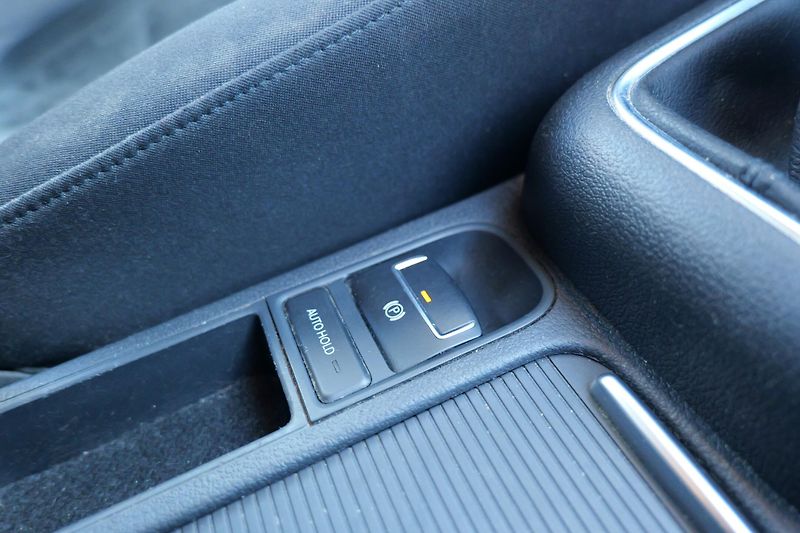 Volkswagen Tiguan TDI 4MOTION Bi-Xenon Alcantara - fotka 28 z 31