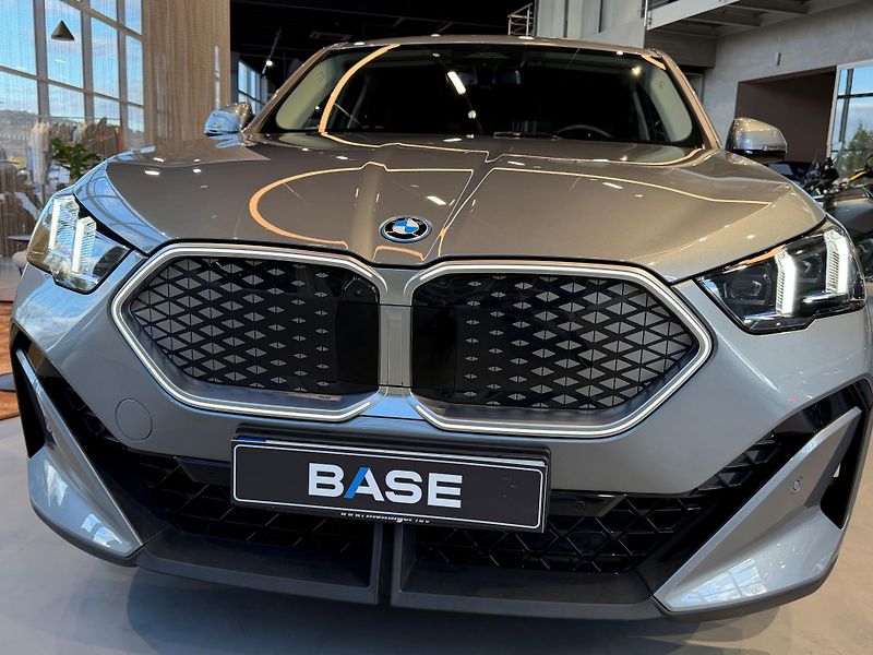 BMW iX2 xDrive 30 - fotka 17 z 17