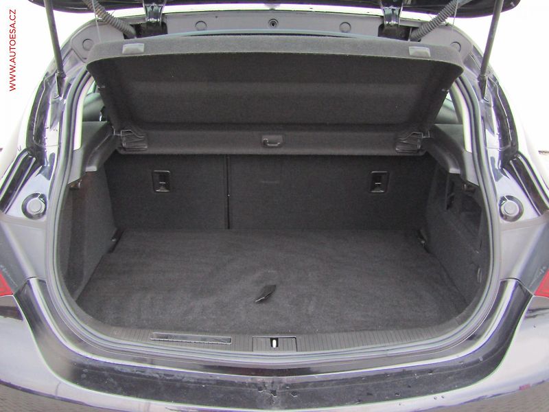 Opel Astra (2010) 1.4T, Cosmo, bixen - fotka 7 z 16