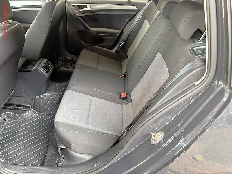 Volkswagen Golf (2015) 1.6TDi, 1.maj, AC, navi - fotka 10 z 15