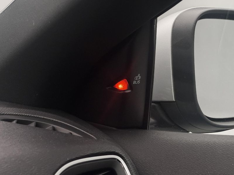 Volvo V40 T3 R-DESIGN AUT REZERVACE - fotka 17 z 47