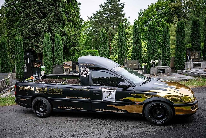 Pohřební automobil pořadatelů závodu Gumbalkan, 4. července 2025, Ostrava.