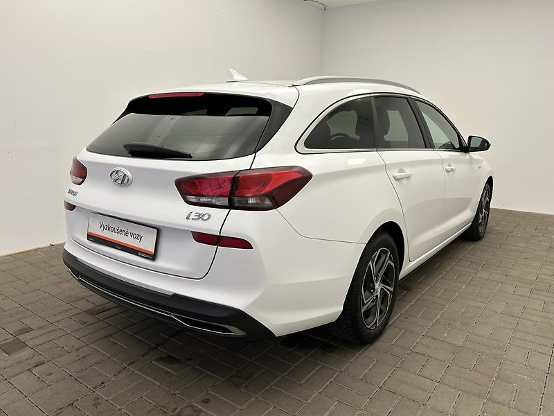 Hyundai i30 1.5 T-GDi Smart - fotka 2 z 27