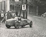 Louis Ciron projíždí zatáčkou v Pisárkách na Masarykově okruhu v Brně v roce 1932. Foto: Wikimedia Commons, neznámý autor, volné dílo