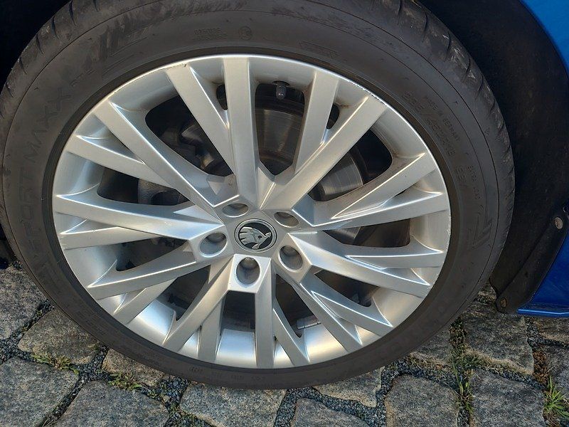 Škoda Superb Combi 2.0 TDI DSG - fotka 65 z 69