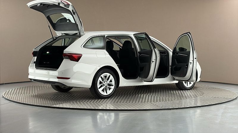 Škoda Octavia 2.0 TDI DSG Style Combi - fotka 6 z 25