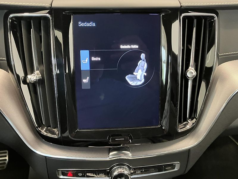 Volvo XC60 B4 AWD R-Design AT8, ČR - fotka 39 z 50