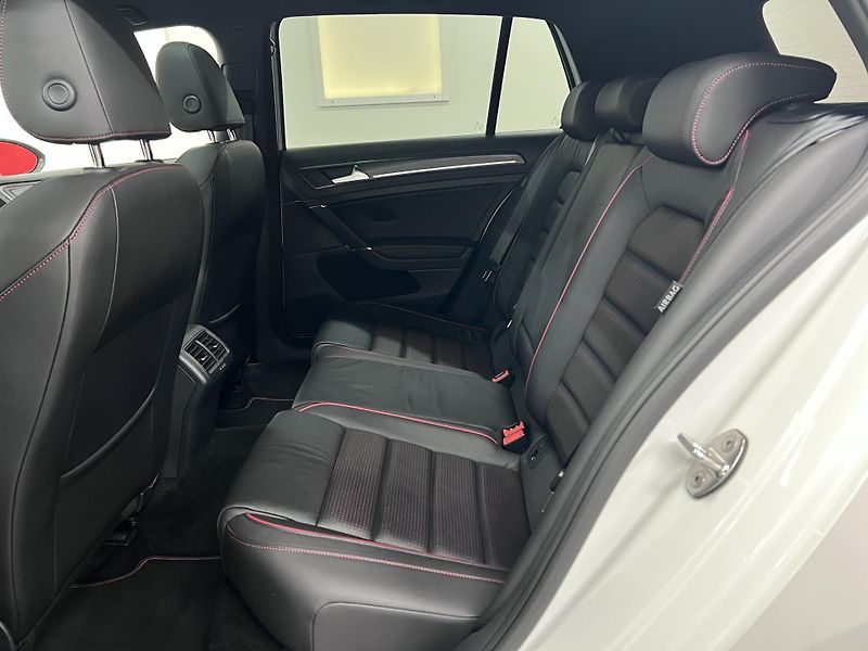 Volkswagen Golf GTI TCR, 2.0 TSI 213 kW - fotka 17 z 46