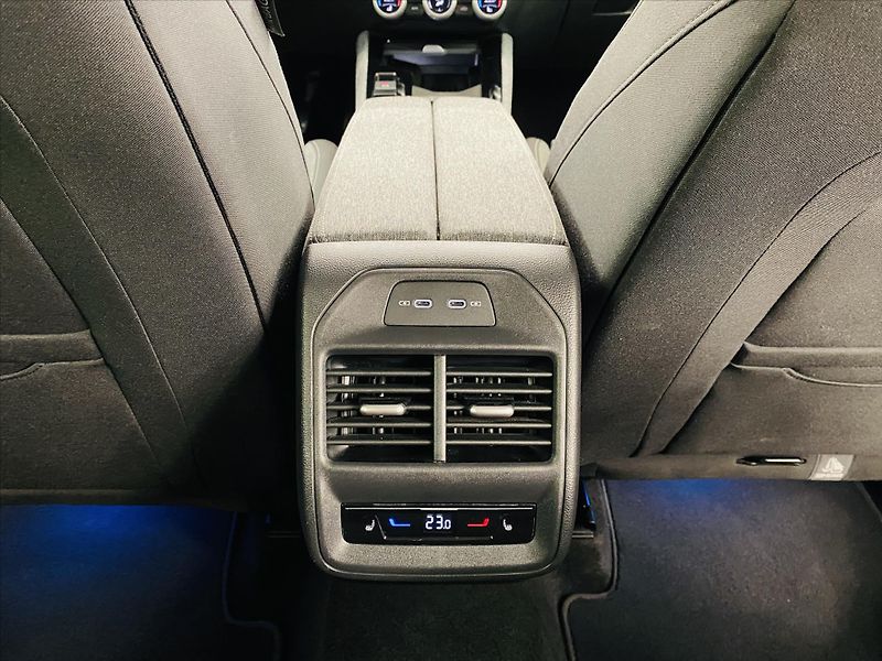 Škoda Superb 2,0 TDI 110kW DSG Selection - fotka 19 z 30