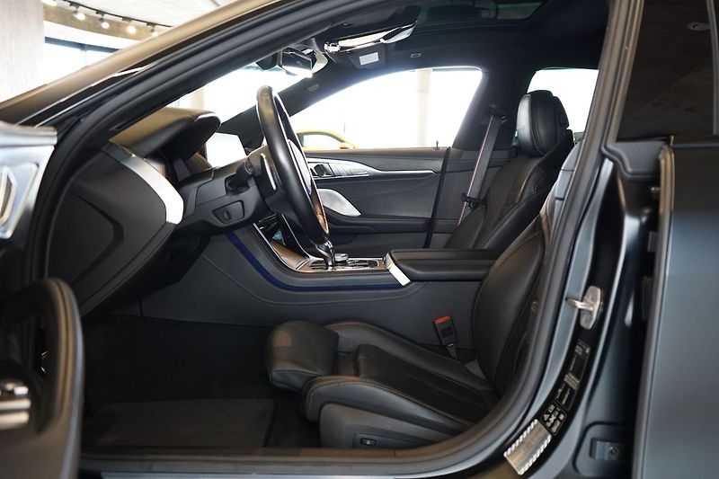 BMW Řada 8 M850i xDrive, Golden Thunder - fotka 18 z 50