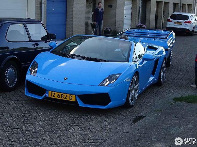 Lamborghini Gallardo Spyder vybavené přípojným vozíkem.