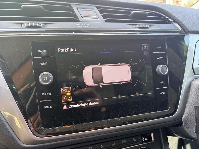 Volkswagen Touran 2.0TDI DSG TAŽNÉ - fotka 26 z 37