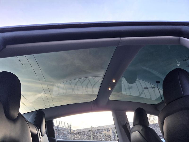 Tesla Model 3 0,0 Long Range RWD SOH 96% 1.m - fotka 10 z 17