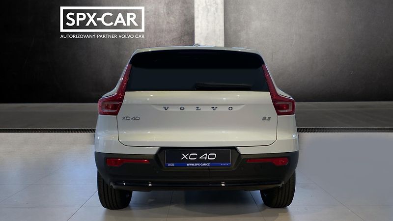 Volvo XC40 (2026) PLUS DARK, B4 FWD, 145+10 kW / - fotka 5 z 12