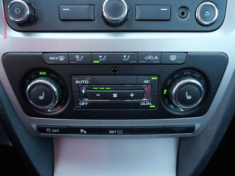Škoda Octavia (2011) 1.6TDi, Elegance - fotka 16 z 23