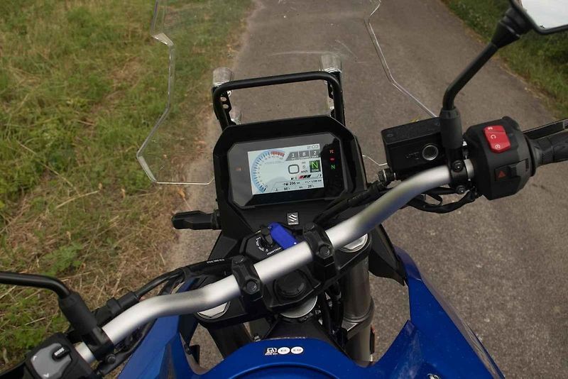 Na V-Strom může bez potíží usednout i jezdec menší postavy.
