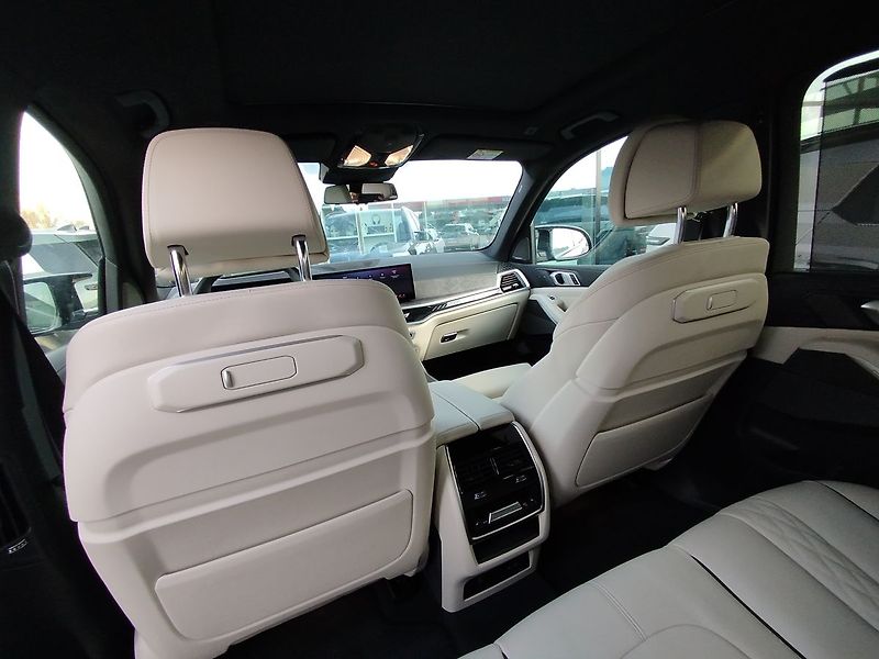 BMW X5 M60i - fotka 21 z 29