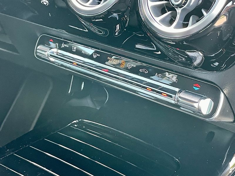 Mercedes-Benz Třídy A 180 Linie AMG - fotka 16 z 23