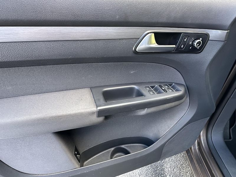 Volkswagen Touran (2015) *DSG* 1.6TDI/77kW *7.Míst *TZ  - fotka 5 z 41