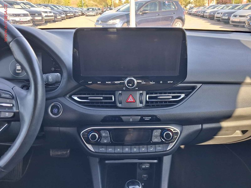 Hyundai i30 (2022) 1.5T-GDi 48V MHEV, ČR, Style - fotka 12 z 18
