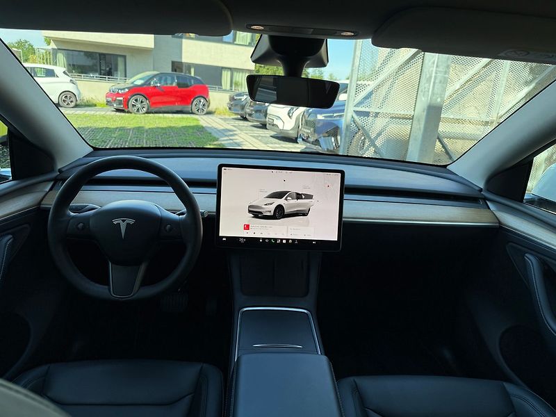 Tesla Model Y Long Range AWD - fotka 11 z 39