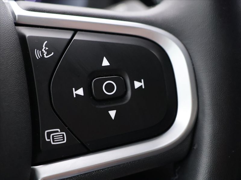 Volvo XC60 2,0 B4 145KW AWD MOMENTUM - fotka 22 z 40