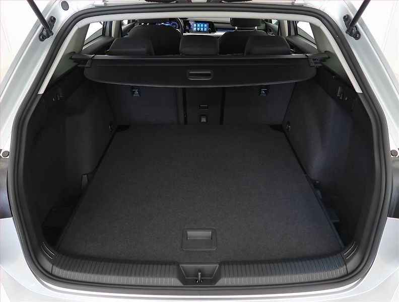 Volkswagen Golf (2024) Life 1.5 eTSI, digi klima - fotka 14 z 23