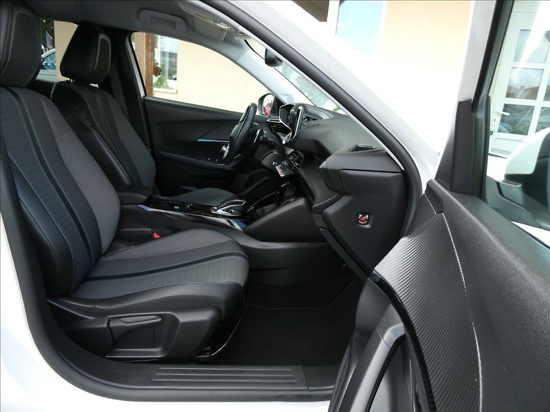 Peugeot 2008 1,2 PureTech 96kW AT8, ALLURE - fotka 26 z 49