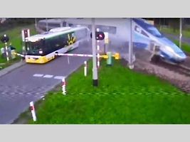 Tento střet vlaku s autobusem dopadl naštěstí bez zranění.